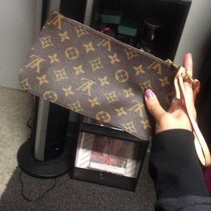 louis vuitton clutch thingy lol look alike